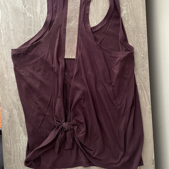 Victoria’s Secret Tie Back Workout Top - Picture 2 of 3